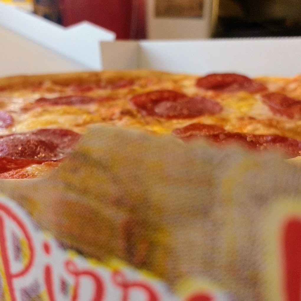 Pizza Salami frisch aus dem heißen Ofen